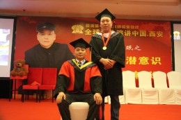 弟子与师父合影