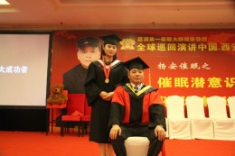 弟子与师父合影