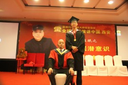 弟子与师父合影