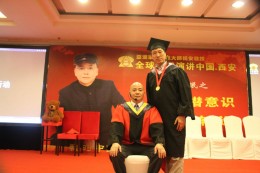 弟子与师父合影