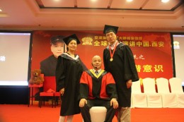 弟子与师父合影