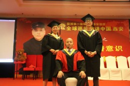 弟子与师父合影