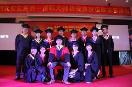 弟子与师父合影