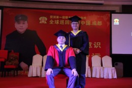 弟子与师父合影