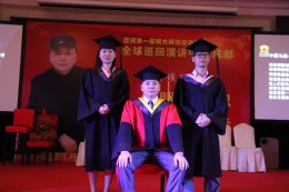弟子与师父合影