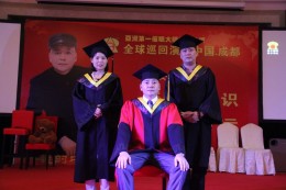 弟子与师父合影