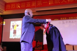 弟子与师父合影