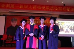 弟子与师父合影