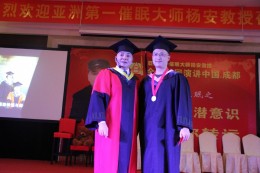 弟子与师父合影
