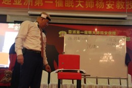 杨安教授展示脑波启动脑波仪的神奇力量