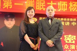 弟子与师父合影