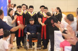 坐着轮椅依然登台演讲