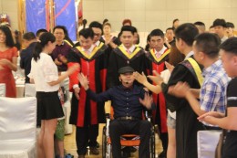 坐着轮椅依然登台演讲