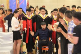 坐着轮椅依然登台演讲