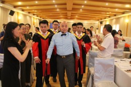 杵着拐杖依然登台演讲