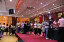 排队等杨安教授签名